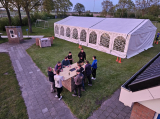Opbouwen tent op sportpark 'Het Springer' (maandag 29 april 2024) (40/41)